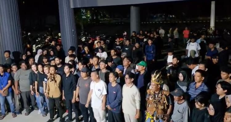 Calon Demonstran 21 April Samarinda Nyanyikan Lagu Buruh Tani Bakar Semangat